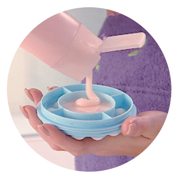 Füllen Sie die Bürste mit: Body Lotion, Duschmittel, Massageöl oder Sonnencreme