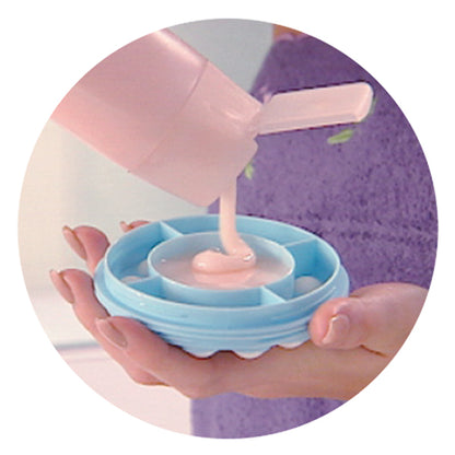 Füllen Sie die Bürste mit: Body Lotion, Duschmittel, Massageöl oder Sonnencreme