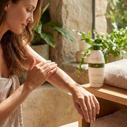 Frau im Bad mit Cell-1 Body Lotion