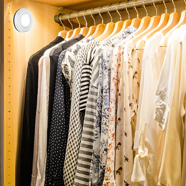 Keine dunklen Ecken mehr! Diese leistungsstarken LED-Lichter mit Sensor reagieren auf Bewegung und gehen automatisch an und aus. Perfekt geeignet für Treppen, Schränke, Keller... Einfach zu befestigen mit Magnet oder Klebeband, ohne Kabel. Batteriebetrieben