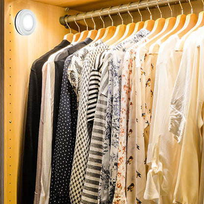 Keine dunklen Ecken mehr! Diese leistungsstarken LED-Lichter mit Sensor reagieren auf Bewegung und gehen automatisch an und aus. Perfekt geeignet für Treppen, Schränke, Keller... Einfach zu befestigen mit Magnet oder Klebeband, ohne Kabel. Batteriebetrieben