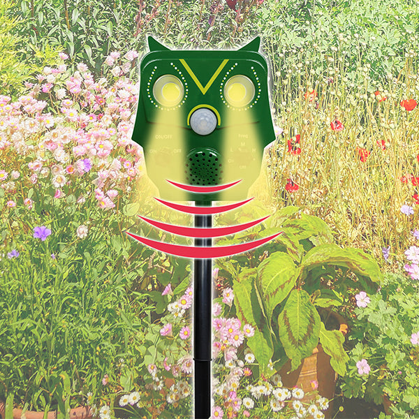 Mit der Kombination aus Ultraschall, Blitzlicht und dem Tierschreck-Design hält der «Owl Guard» unerwünschte tierische Gäste wie Hunde, Katzen, Marder, Tauben oder Ratten fern.