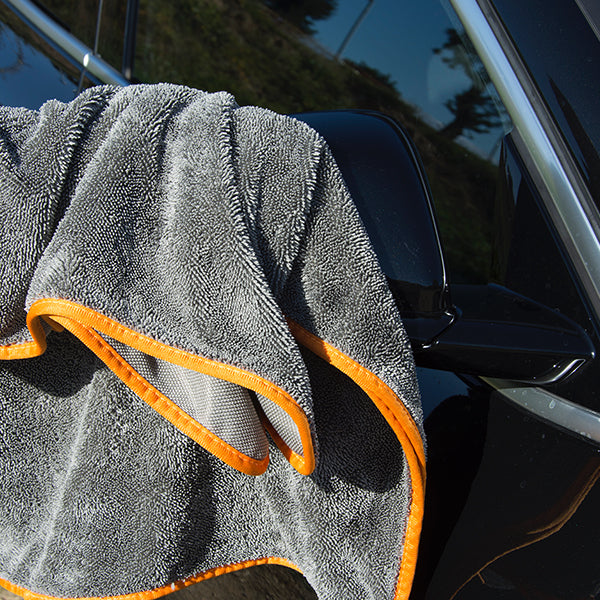 Dieses schnell trocknende Mikrofasertuch ist die ideale Lösung für alle, die ihr Auto, Motorrad oder andere glatte Oberflächen schonend und effizient trocknen möchten. Dank der extrem saugfähigen Mikrofasern nimmt das Tuch deutlich mehr Wasser auf als herkömmliche Handtücher – ganz ohne ständiges Auswringen.