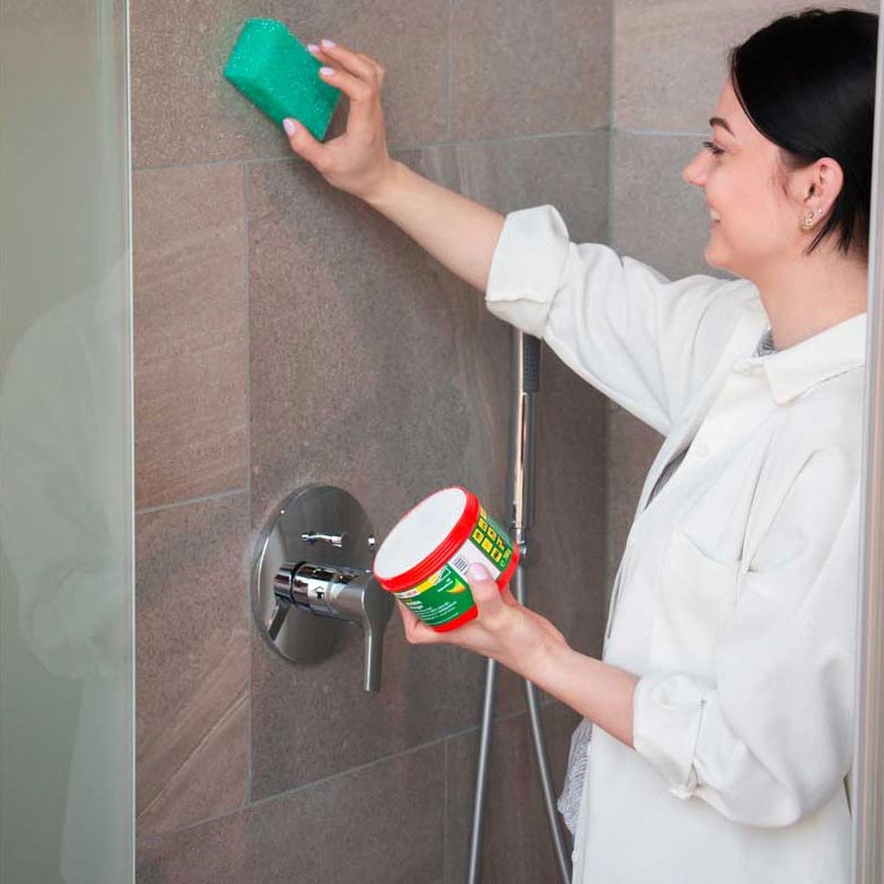 Dusche reinigen mit dem Obenland Universalreiniger