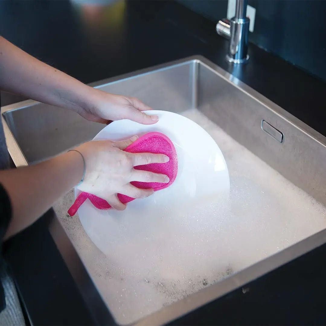 Geschirr spülen mit dem Livington DuoSponge Schwamm 