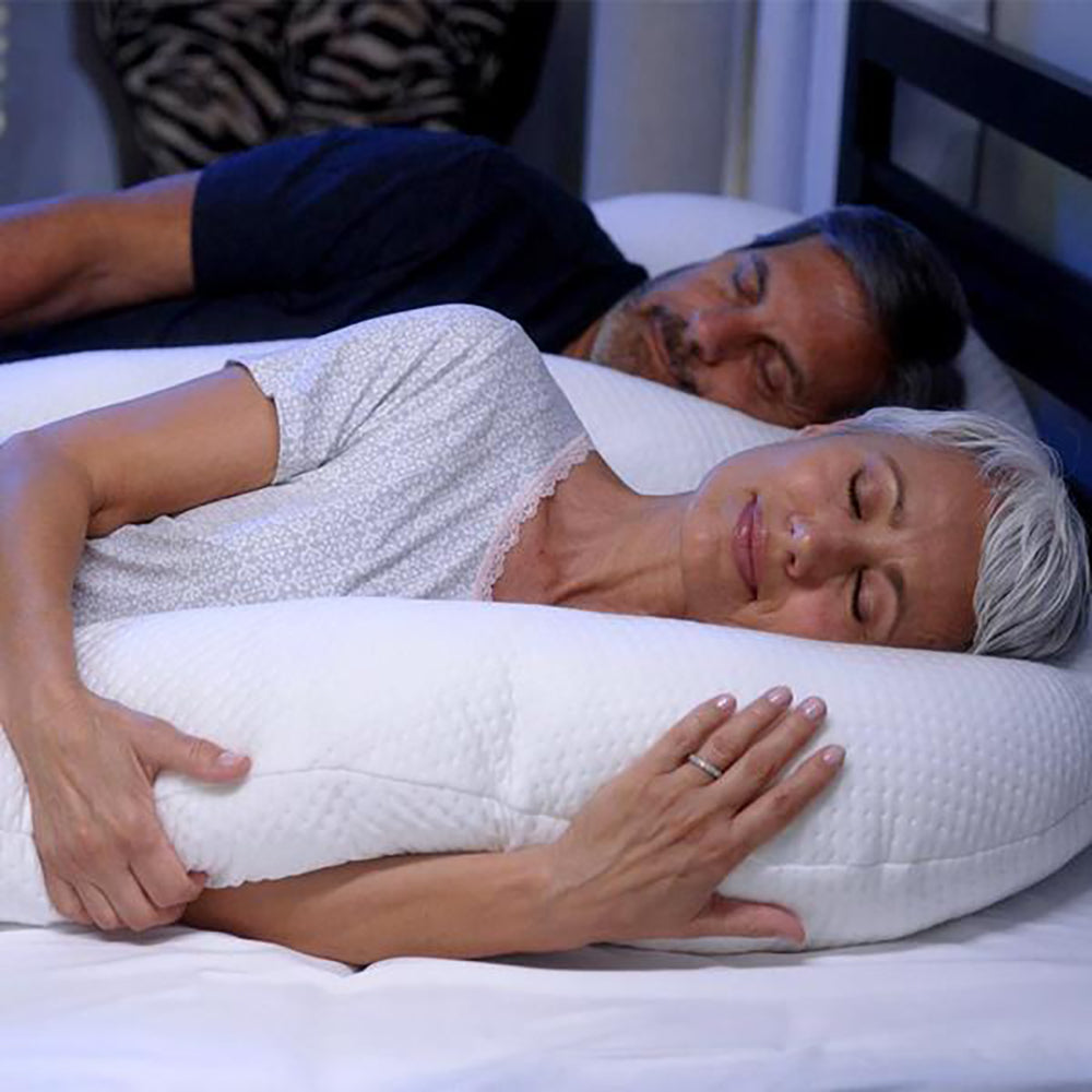 Paar mit dem Dreamolino Swan Pillow