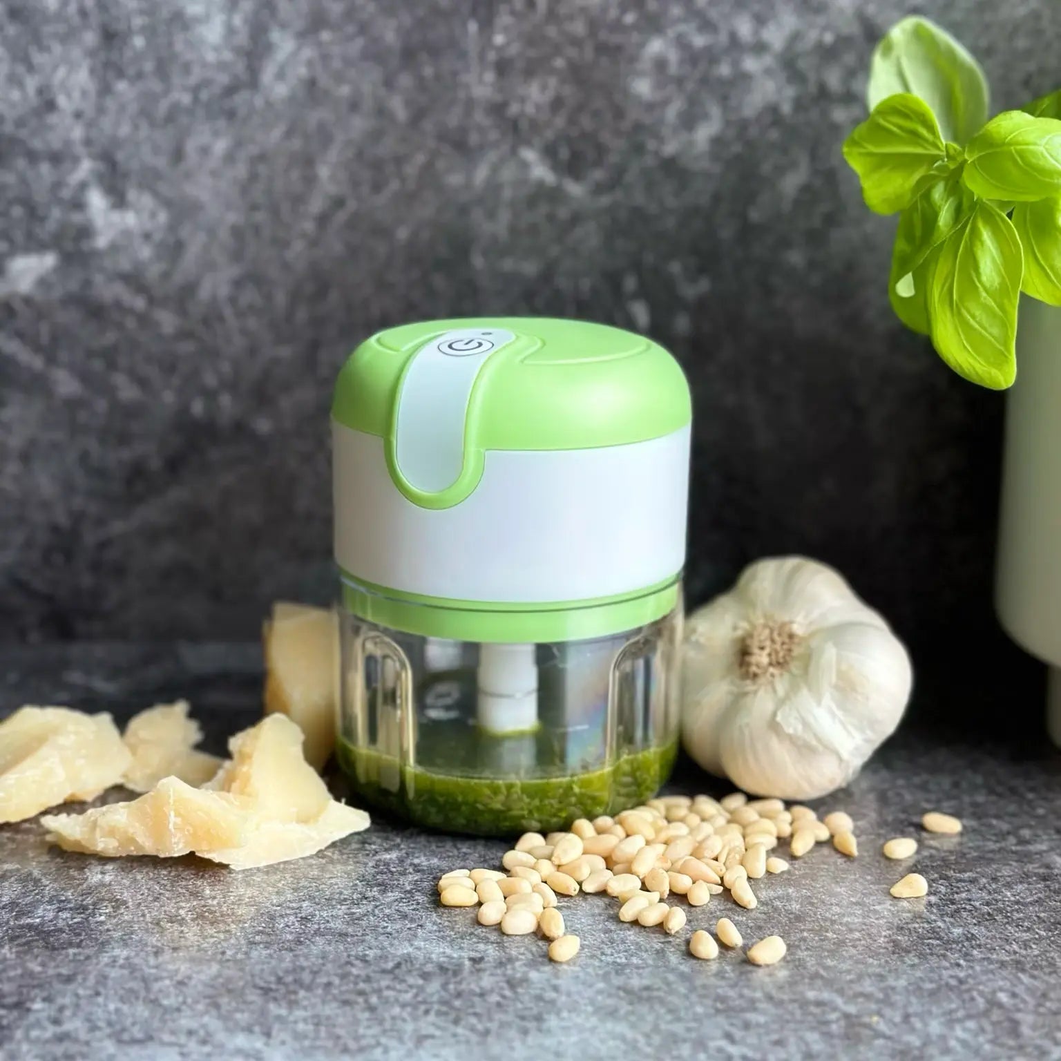 Pesto mit dem Livington 3 Seconds Chopper Multizerkleinerer
