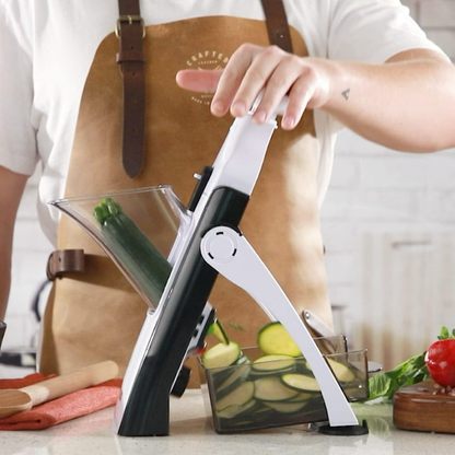 Zucchini schneiden mit dem Livington TurboCut Universalhobel