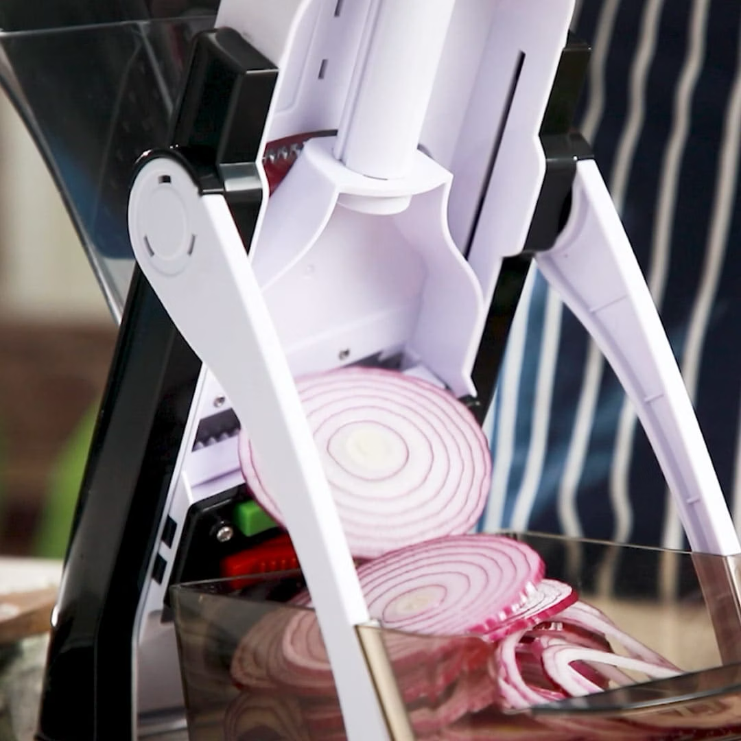 Zwiebeln schneiden mit dem Livington TurboCut Universalhobel